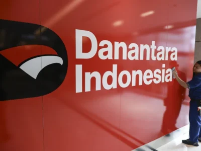 Petugas membersihkan ruangan di Wisma Danantara Indonesia. (Foto: Antara/Dhemas Reviyanto)