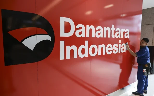 Petugas membersihkan ruangan di Wisma Danantara Indonesia. (Foto: Antara/Dhemas Reviyanto)