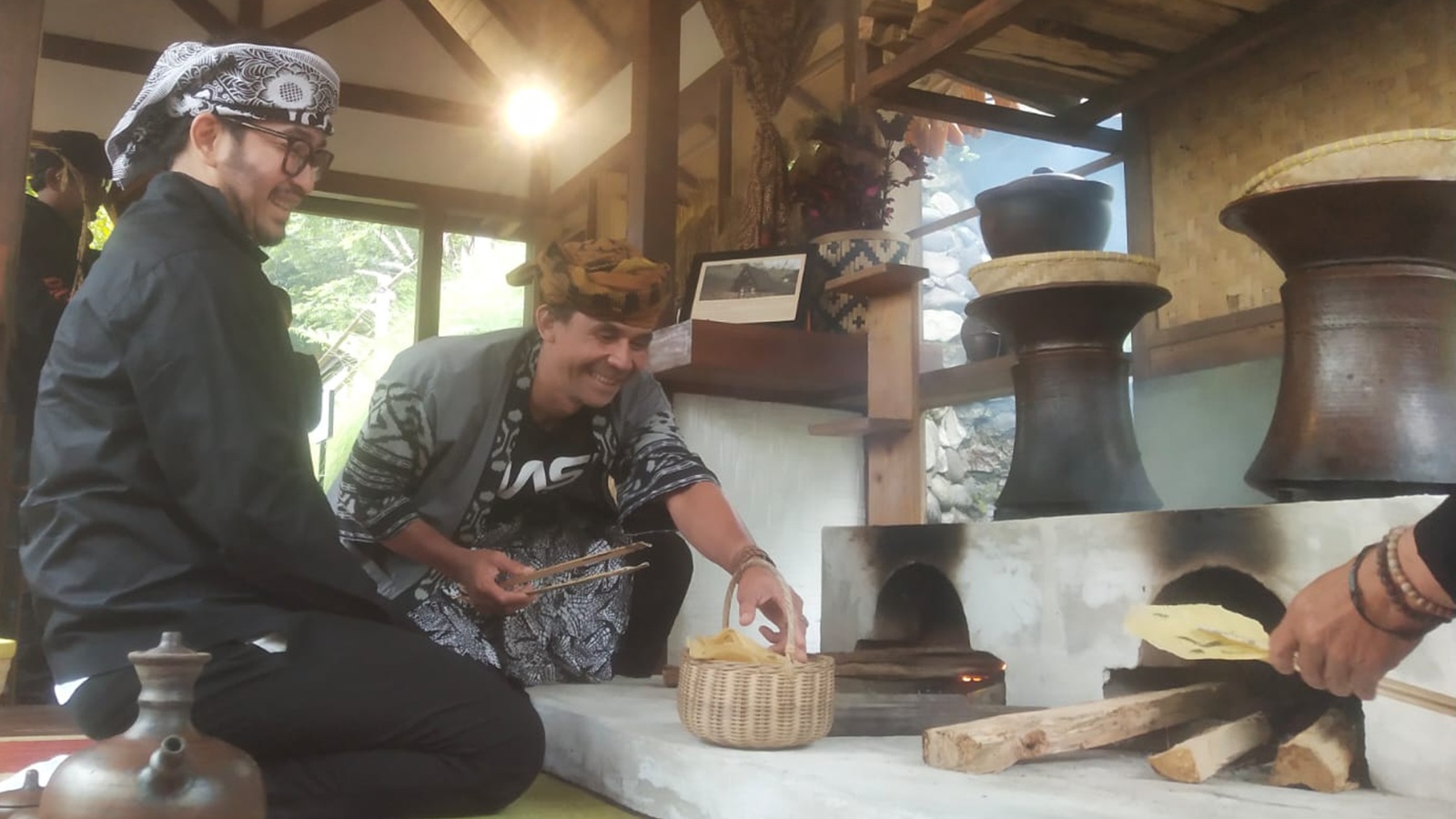 Juru Komunikasi Kasepuhan Gelaralam, Yoyo Yogasmana kenalkan pawon dengan tungku kayu bakar kepada Bupati Bandung Barat, Jeje Ritchie Ismail.