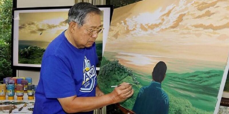 Presiden keenam Republik Indonesia, Susilo Bambang Yudhoyono tengah melukis. (Dok Pribadi)