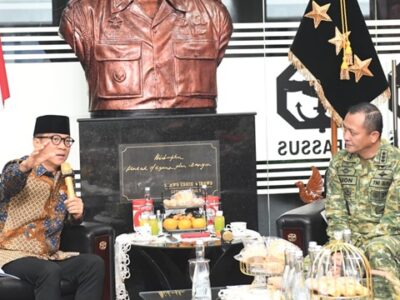 Mendes Yandri Susanto saat bertemu Panglima Kopassus Letnan Jenderal TNI Djon Afriandi. (Kemendes)
