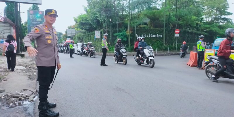 Kapolres Cimahi, AKBP Niko N. Adi Putra mengatur arus lalu lintas. (Istimewa)